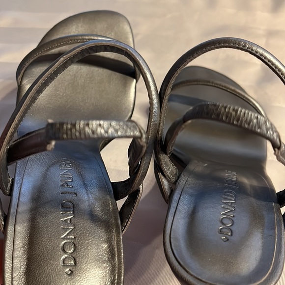 Donald J Pliner Silver Strappy-Twisted-Sling-Backs. Size 6M - Picture 6 of 10